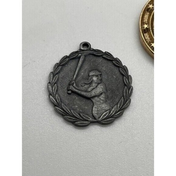 Three vintage women's South Central Softball League medals - Picture 6 of 7